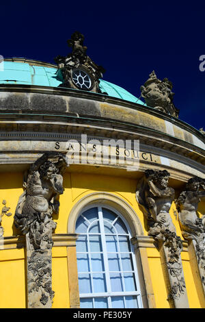 Fassade und Details des barocken Palast von Sans Souci, von Friedrich dem Großen von Preußen in Potsdam, Deutschland. Stockfoto