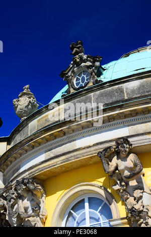 Fassade und Details des barocken Palast von Sans Souci, von Friedrich dem Großen von Preußen in Potsdam, Deutschland. Stockfoto