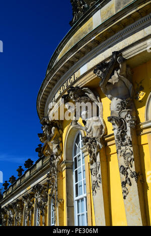 Fassade und Details des barocken Palast von Sans Souci, von Friedrich dem Großen von Preußen in Potsdam, Deutschland. Stockfoto