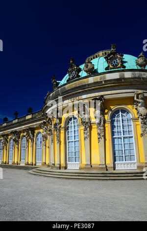 Fassade und Details des barocken Palast von Sans Souci, von Friedrich dem Großen von Preußen in Potsdam, Deutschland. Stockfoto