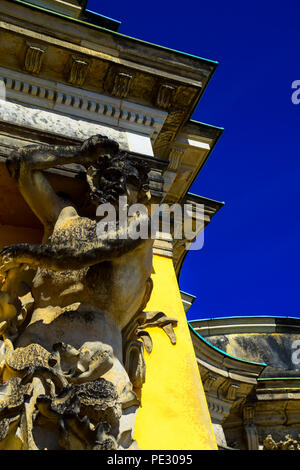 Fassade und Details des barocken Palast von Sans Souci, von Friedrich dem Großen von Preußen in Potsdam, Deutschland. Stockfoto