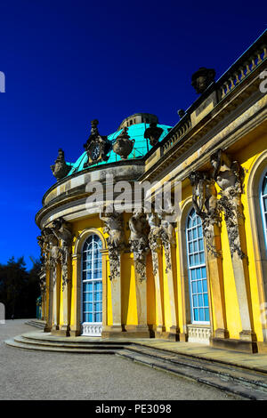 Fassade und Details des barocken Palast von Sans Souci, von Friedrich dem Großen von Preußen in Potsdam, Deutschland. Stockfoto