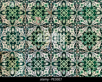 Detail der alten traditionellen verzierten Portugiesische dekorative Azulejo Kacheln Stockfoto