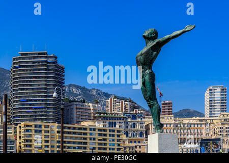 Schwimmer Skulptur an der Rainier III nautische Stadion Schwimmbad mit Monaco Stadtbild im Hintergrund Stockfoto