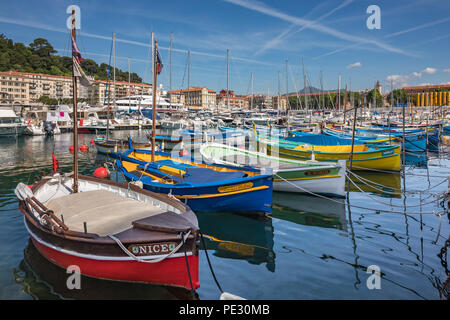 Nizza, Frankreich - 24. Mai 2018: Alte klassische Holzboote und Luxus Yachten in Lympia Hafen von Nizza, Côte d'Azur Stockfoto