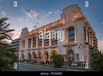 Nizza, Frankreich - 23. Mai 2018: die Palmen und das berühmte Palais de la Mediterranee Art déco-Hotel und Casino von Hyatt an der Promenade des Anglais an der Su Stockfoto