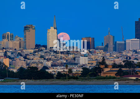 Panorama von pink Mondaufgang über San Francisco Downtown Wahrzeichen von Marina District in San Francisco, Kalifornien, USA gesehen Stockfoto