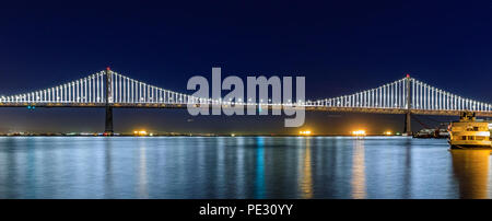 Blick auf die Bay Bridge aus berühmten hölzernen Pier 7 bei Sonnenuntergang in San Francisco, USA Stockfoto