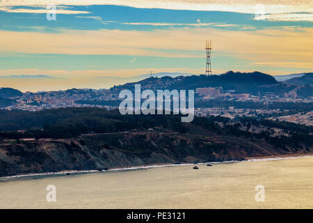 Iew von San Francisco Skyline mit Twin Peaks und Sutro Tower an einem bewölkten Tag Stockfoto