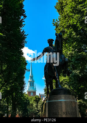 Das Paul Revere Statue mit der Old North Church im Hintergrund im Norden von Boston, Massachusetts Stockfoto