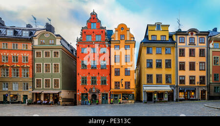 Stockholm, Schweden, 26. Oktober 2017: reich verzierten Häuser auf dem berühmten Platz Stortorget im Herzen der Altstadt Gamla Stan. Stockfoto