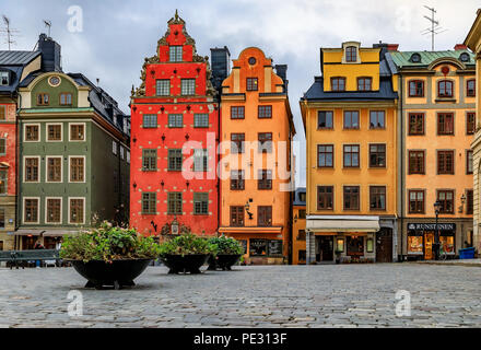 Stockholm, Schweden, 26. Oktober 2017: reich verzierten Häuser auf dem berühmten Platz Stortorget im Herzen der Altstadt Gamla Stan. Stockfoto