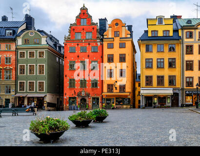 Stockholm, Schweden, 26. Oktober 2017: reich verzierten Häuser auf dem berühmten Platz Stortorget im Herzen der Altstadt Gamla Stan. Stockfoto