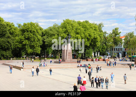 VILNIUS, LITAUEN - 7 Juni, 2018: die Menschen in Platz mit Denkmal für Grand Duke Gediminas, Vilnius, Litauen Stockfoto