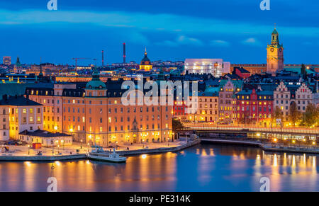 Stockholm, Schweden, 24. Oktober 2017: Sonnenuntergang Panoramablick über See Malaren auf storkyrkan oder Stockholm Kathedrale und traditionellen gotischen Gebäude Stockfoto