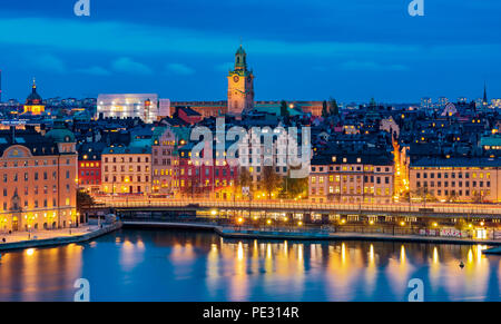 Stockholm, Schweden, 24. Oktober 2017: Sonnenuntergang über der See Malaren auf storkyrkan oder Stockholm Kathedrale und traditionellen gotischen Bauten, die sich in der O Stockfoto