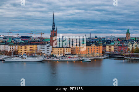 Stockholm, Schweden, 24. Oktober 2017: Panoramablick über See Malaren auf traditionellen gotischen Gebäude in der Altstadt Gamla Stan und Riddarholme Stockfoto