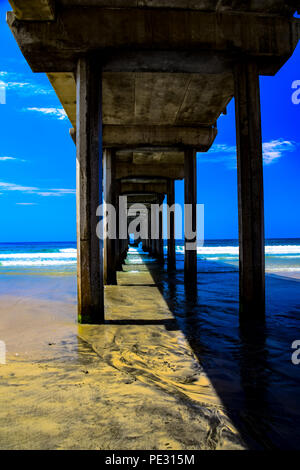 Unter Scripps Pier in San Diego, Kalifornien Stockfoto