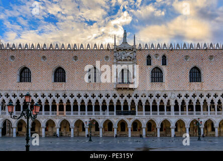 Nahaufnahme Detail der reich verzierte Fassade des Dogenpalastes auf St. Markus (San Marco) Platz in Venedig, Italien Stockfoto