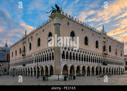 Blick auf den Dogenpalast und Markusplatz Spalte (die Spalte der Löwe) in Saint Mark's (San Marco) Square entlang des Canal Grande in Venedig, Italien Stockfoto