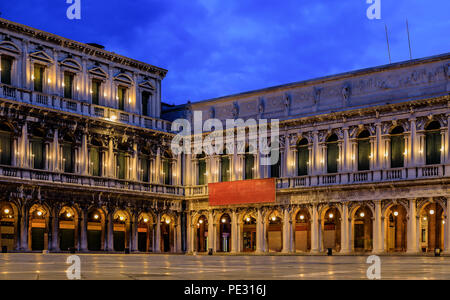 Nationale Bibliothek von St Mark's oder die Biblioteca Nazionale Marciana und Museo Correr am Piazza San Marco oder Saint Mark's Square bei Sonnenaufgang mit dem berühmten Glas Stockfoto