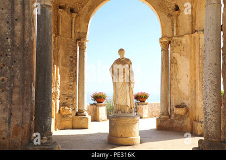 Schöne Statue in der Villa Cimbrone, Ravello, Amalfi, Kampanien, Italien Stockfoto