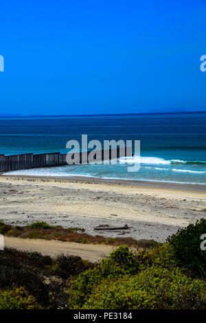 Blick auf die Grenzmauer im Imperial Beach in San Diego, Kalifornien Stockfoto