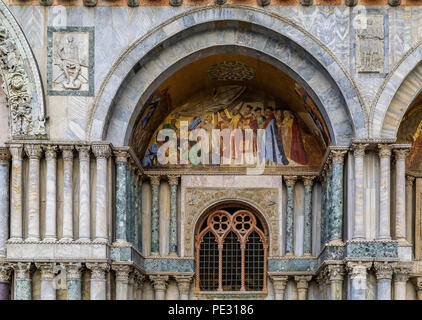 Kunstvolle Details der Fassade der Saint Mark's Basilika Saint Mark's (San Marco) Platz, dem Hauptplatz von Venedig, Italien