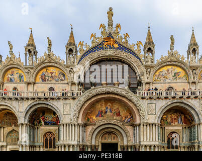 Venedig, Italien, 23. September 2017: verzierten Details der Fassade der Saint Mark's Basilika Saint Mark's (San Marco) Platz, dem Hauptplatz von Venedig, ICH