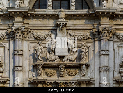 Nahaufnahme auf die reich verzierte Fassade des berühmten Chiesa di San Moise, einem barocken Stil, die Römisch-katholische Kirche in Venedig, Italien Stockfoto