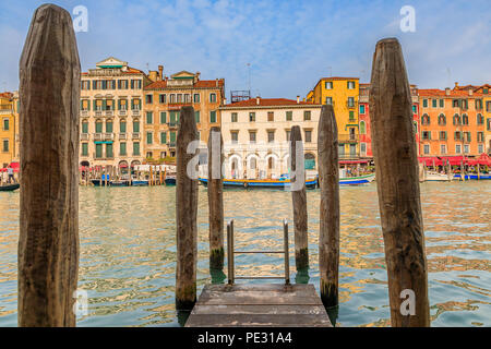 Venedig, Italien, 23. September 2017: Ansicht aus einem hölzernen Pier auf die malerischen Gebäude, Fassaden auf den Canal Grande Stockfoto