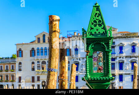 Verzierten antiken grüne Lampe mit Holz und Glas detial in einer Gondel stop mit traditionellen Venezianischen gotischen Gebäude im Hintergrund in Venedig Italien Stockfoto