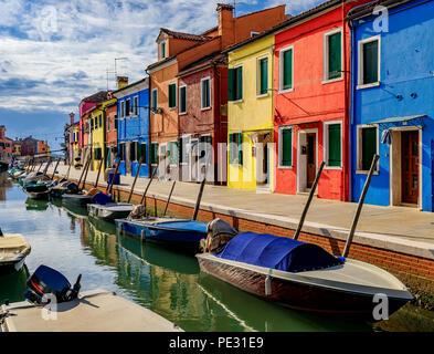 Malerische Kanal und helle und farbenfrohe Häuser in Insel Burano bei Venedig Italien, die für Klöppeln bekannt ist. Stockfoto