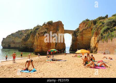 LAGOS, PORTUGAL - 23. JUNI 2018: Touristen entspannen auf Praia da Batata Strand, Lagos, Algarve, Portugal, Europa Stockfoto