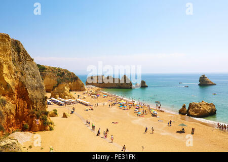 LAGOS, PORTUGAL - 23. JUNI 2018: Menschen Sonnenbaden und genießen am Strand in der Nähe von Lagos. Sommer Urlaub in Algarve, Portugal, Europa Stockfoto