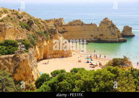 LAGOS, PORTUGAL - 23. JUNI 2018: schöner Strand in der Nähe von Lagos, Algarve, Portugal, Europa Stockfoto