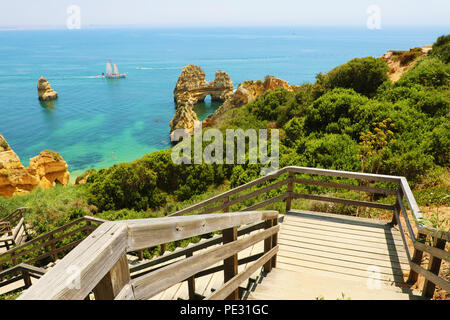 Fantastische Landschaft mit Holztreppe zu Praia Camilo Strand in der Nähe von Lagos, Algarve, Portugal Stockfoto