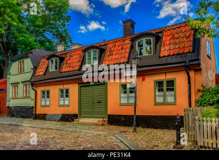 Stockholm, Schweden - 11. August 2017: Traditionelle alte skandinavische Häuser auf Mäster Mikaels Gata Straße in der Altstadt von Södermalm Insel Stockfoto