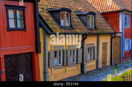 Stockholm, Schweden - 11. August 2017: Traditionelle alte skandinavische Häuser auf Mäster Mikaels Gata Straße in der Altstadt von Södermalm Insel Stockfoto