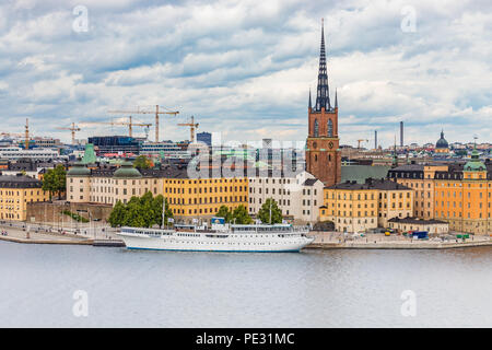 Stockholm, Schweden - 10. August 2017: Blick auf die Insel und Riddarholmen Riddarholmen Kirche, die grabkirche der Schwedischen Monarchen, in der Altstadt Gamla Stockfoto