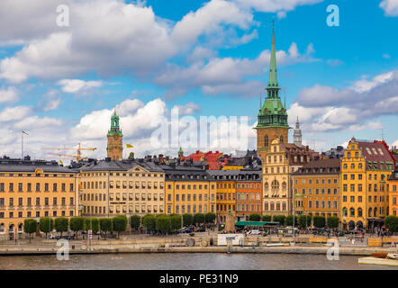 Stockholm, Schweden - 10. August 2017: Traditionelle gotische Bauten auf Kornhamnstorg Square, Hafen, in der Altstadt Gamla Stan Stockfoto