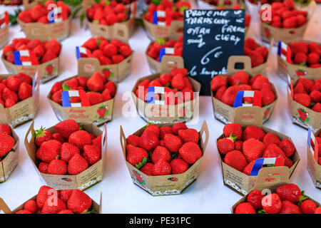 Nizza, Frankreich - 26. Mai 2017: rote Erdbeeren an einem lokalen outdoor Farmers Market in Nizza, Frankreich Reif Stockfoto