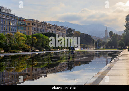 Reflektierender Brunnen auf der Promenade du Paillon im grünen Stadtpark am Place Massena oder am Place Massena in Nizza, Frankreich an einem bewölkten frühen Morgen Stockfoto