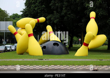 EINDHOVEN, Niederlande - 5 Juni, 2018: Der fliegende Pins Monument in der Innenstadt von Eindhoven, Niederlande Stockfoto