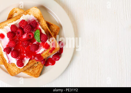 Gesundes Frühstück Toast mit Himbeeren und Hüttenkäse Stockfoto