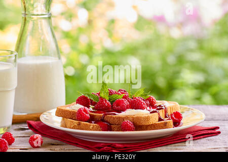 Sunmmer Frühstück im Freien mit Toast und Milch Stockfoto