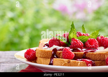 Toast mit Quark und frischen Himbeeren Stockfoto