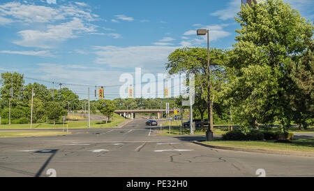 UTICA, NY, USA - Jun. 19, 2018: 16:9 Morgen Straße Blick auf eine Kreuzung mit der roten Ampel auf Französisch Rd und Highway 5. Stockfoto