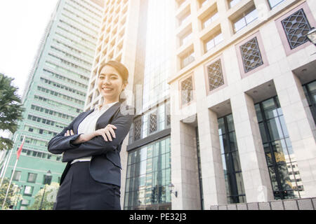 Zuversichtlich business Frauen stehen mit hohen Gebäude Stockfoto