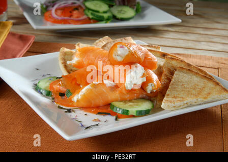 Lachs und Frischkäse mit Lapsang Souchong Tee mit Gurken und pita Brot infundiert Stockfoto
